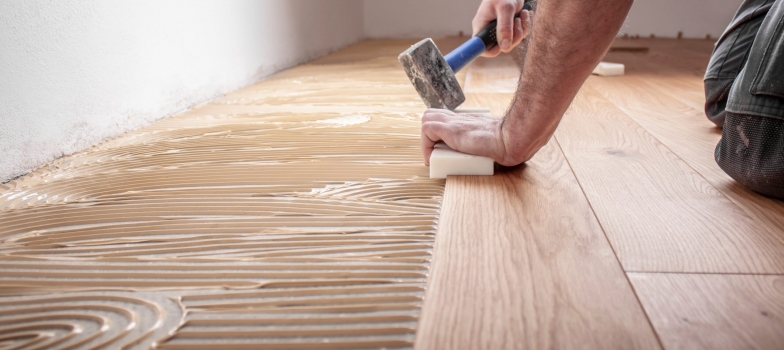 Craftsman,Lays,Parquet,Floor,And,Spreads,The,Glue,On,The